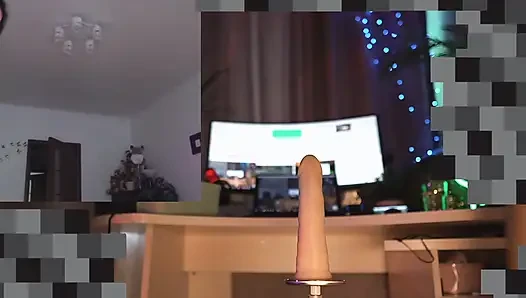 Kurvige tätowierte hintern wollen spaß mit einem dildo mit großer geschwindigkeit haben! wer ist schneller?