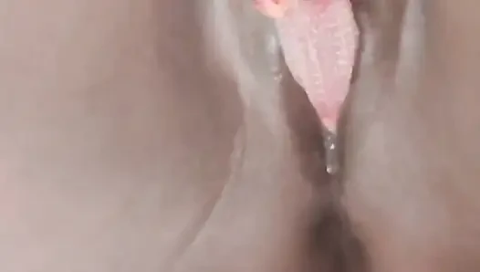 Ehefrau steckte ein spielzeug in ihre muschi