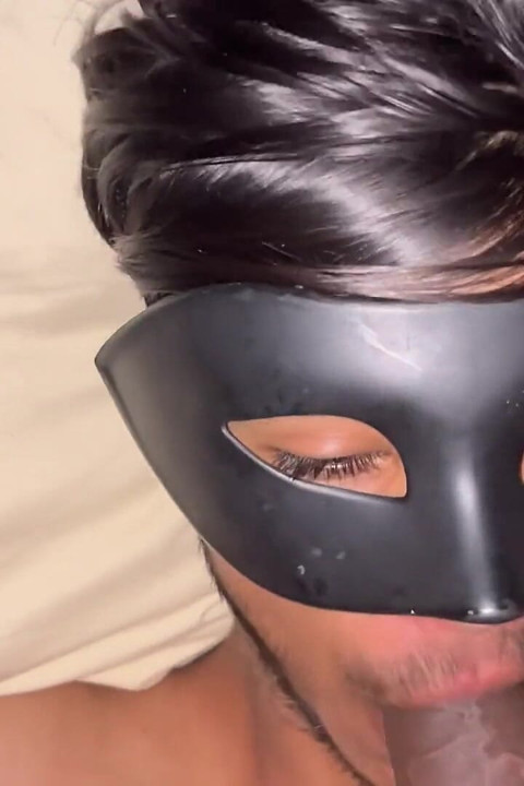 Tiener Twink 18-jarige serveert zijn lichaam aan zijn dikke meester