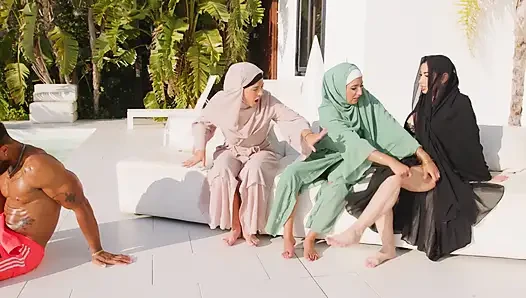 Sahabat berhijab ngentot kontol besar pria kulit hitam di luar ruangan