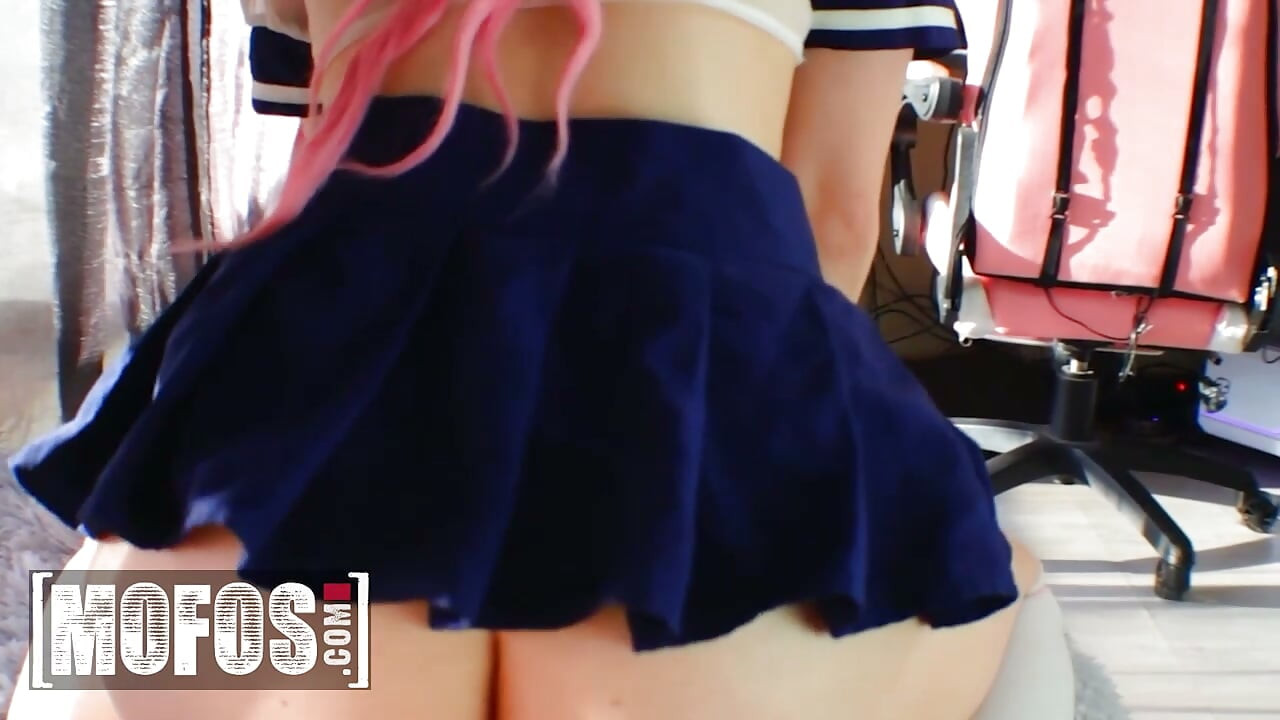 MOFOS - Kišna oluja prstima svoju okruglu guzu u Sailor Moon kostimu pre nego što Eme preuzima