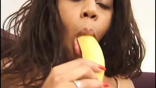 Волосатой винтажной черной киске банана проникли в киску в рот