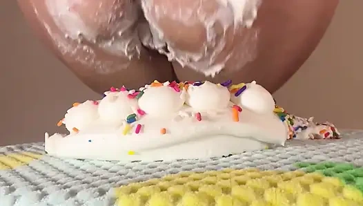 Stiefmutter zertrümmert meinen geburtstagskuchen mit ihrer fetten muschi