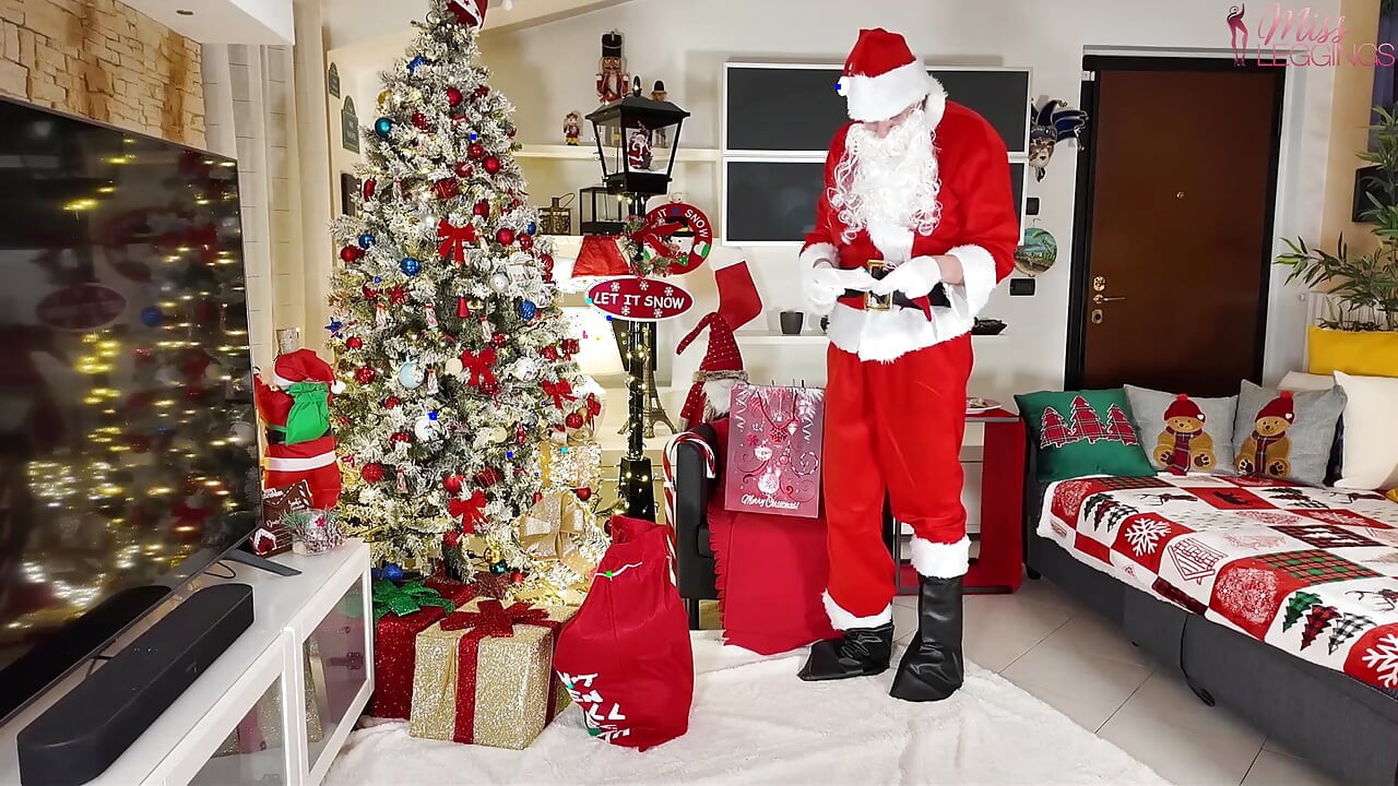 산타의 우유를 짜는 흥분한 새엄마와 비아그라