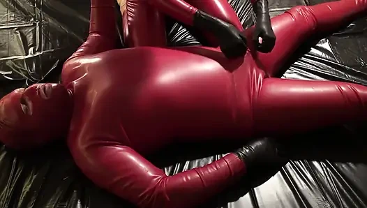 Danielle в латексе в комбинезоне мастурбирует в латексе игры со своей рабыней