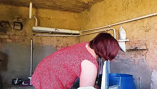 Я трахнул деревенскую шлюху прямо в сарае, где она стирала