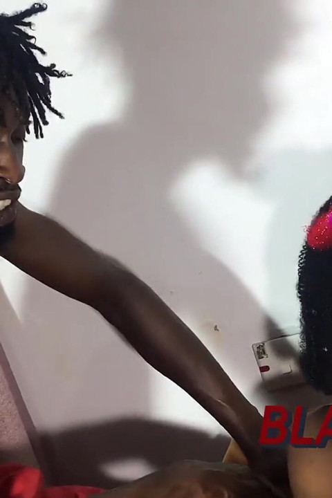 Santa para navidad, la hermanastra está aburrida y su hermanastro estaba tratando de ayudarla