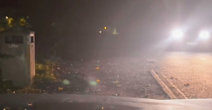 Interrompido enquanto cortava a roupa, tive de me esconder agachado à frente do carro até o carro passar