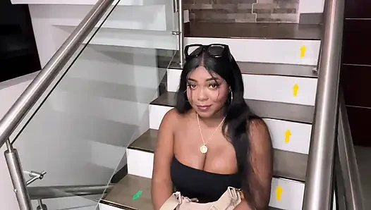 Kız arkadaşımı komşunun ateşli kızıyla aldatıyor