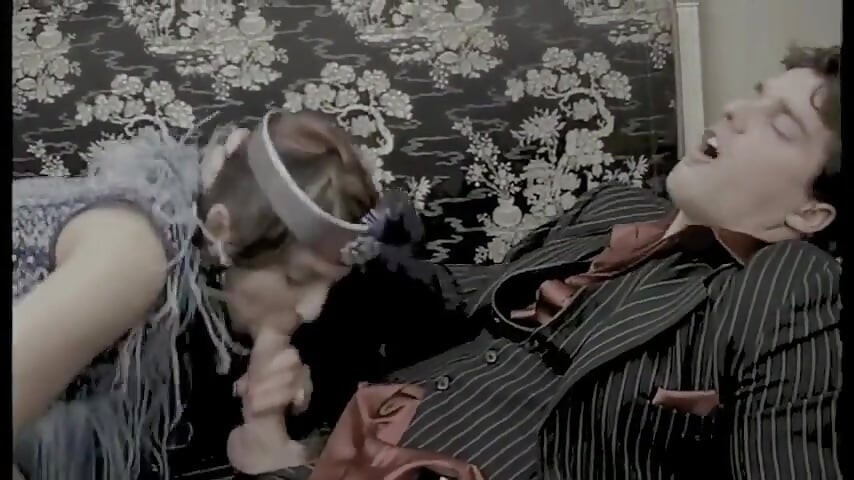 Auf dem Sofa nimmt sie es in alle Löcher