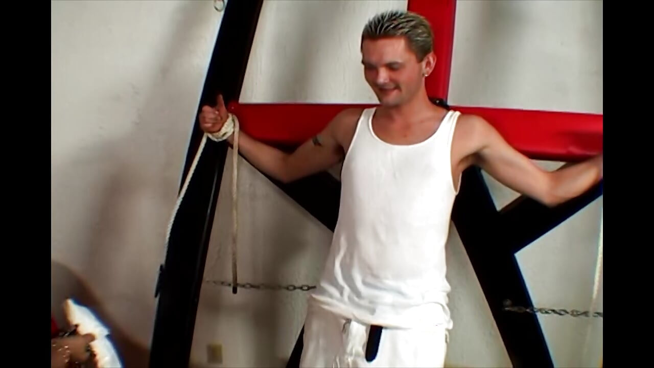 Cô trói anh ta lại và nằm xuống ghế sofa để giật mình và anh ta quan sát