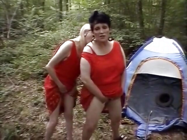 Dos putas maduras lamiendo en el bosque