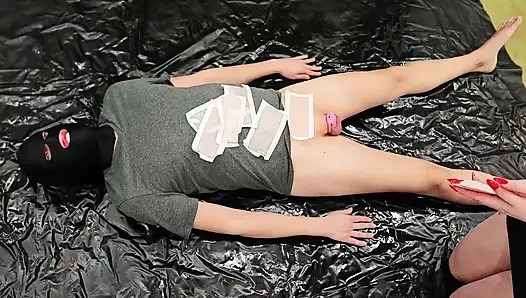 Фемдом. Он в клетке для члена, пока его грудастая жена воском его избыточные волосы.