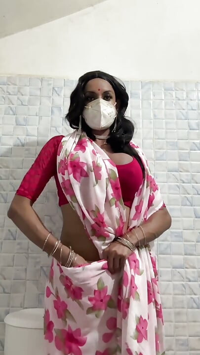 Pembe sari elbiseli travesti mastürbasyon yapıyor