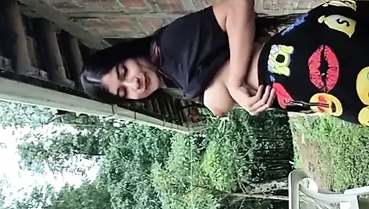 Yulieth Gomez трогает себя в парке, показывает свою киску и снимает всю ее одежду