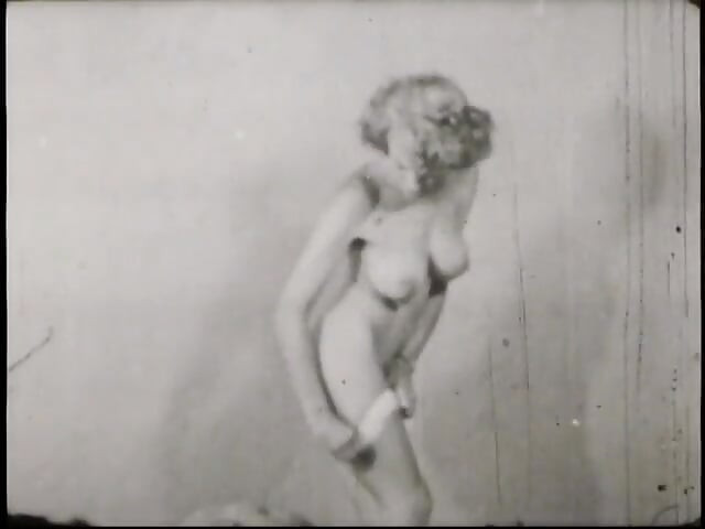 Des MILF vintage sexy se déshabillent sensuellement