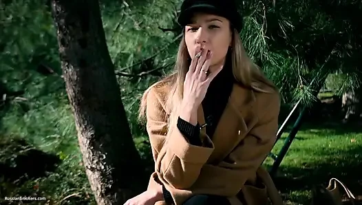 Draußen rauchen mit beaty russischem mädchen 2