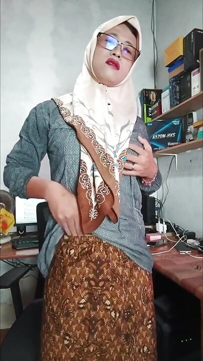 Masturbating Hijab Ladyboy Cums