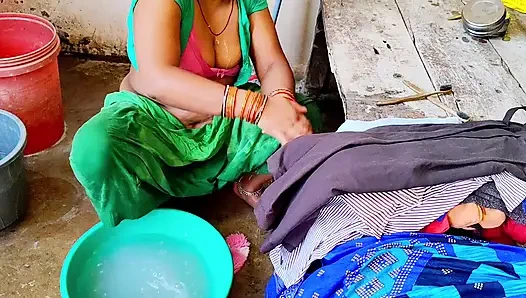 Desi bhabhi ne  bathroom me land chusha