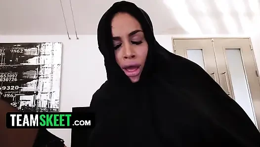 Грудастая фигуристая Victoria June принимает массивный камшот после хардкорного долбежа