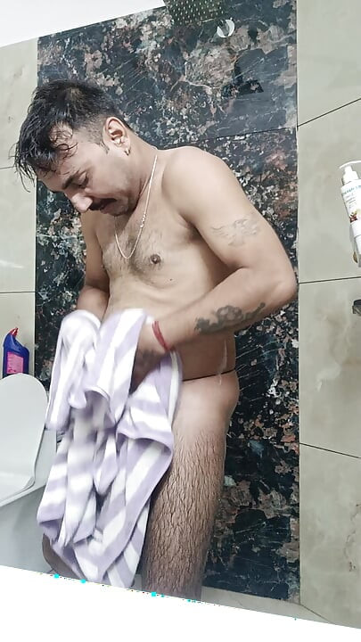 Bărbatul indian desi savurează dușul și spectacolul de masturbare cu vecinul