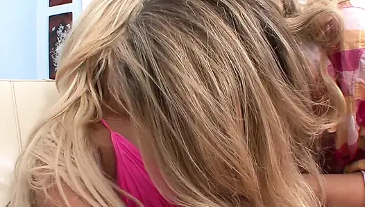 Heiße blondinen verbringen lesbische sexzeit auf ihrer couch