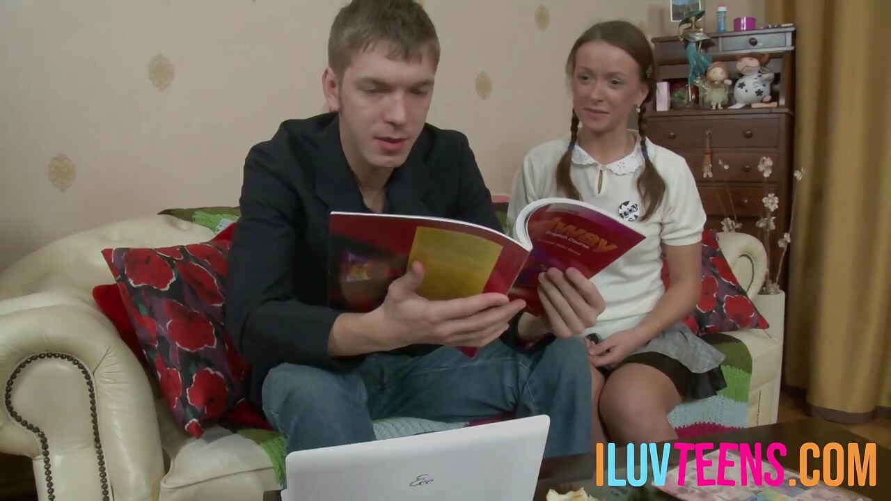 Un jeune étalon asperge le joli visage de son ami de sa semence