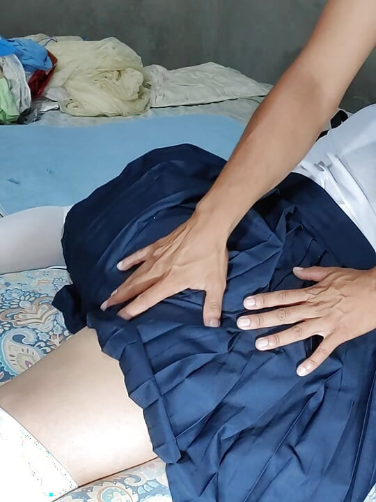 琳達女學生有粉紅色的小穴處女，最終第一次從泰米爾印度X視頻中做愛。