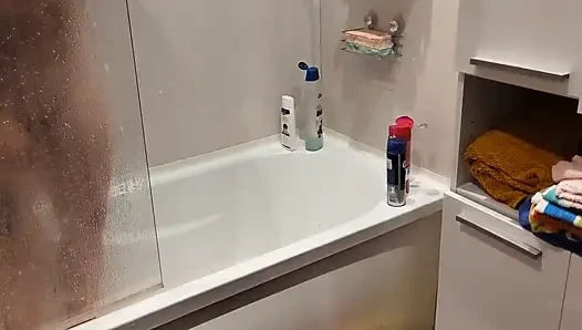 Mergokin saudara tiriku di kamar mandi