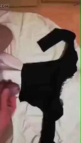 Punheta com as mangas da blusa de uma mulher