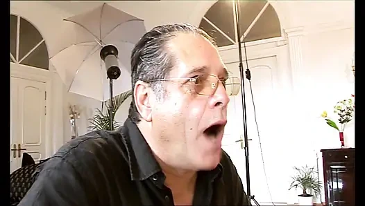 Две женщины в огне против большого итальянского члена