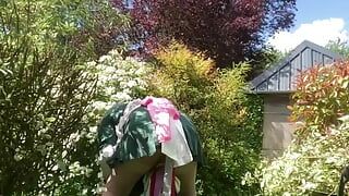 En traje de jardinera para podar arbustos