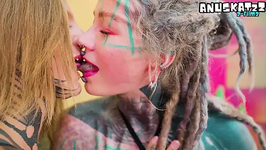 Alt-girls verdoppeln sich beim tiefen anal-probieren mit mutierten alien-spielzeugen