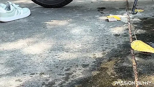 Air mancur kencing besar di kakiku - pamer sepeda motor di depan umum