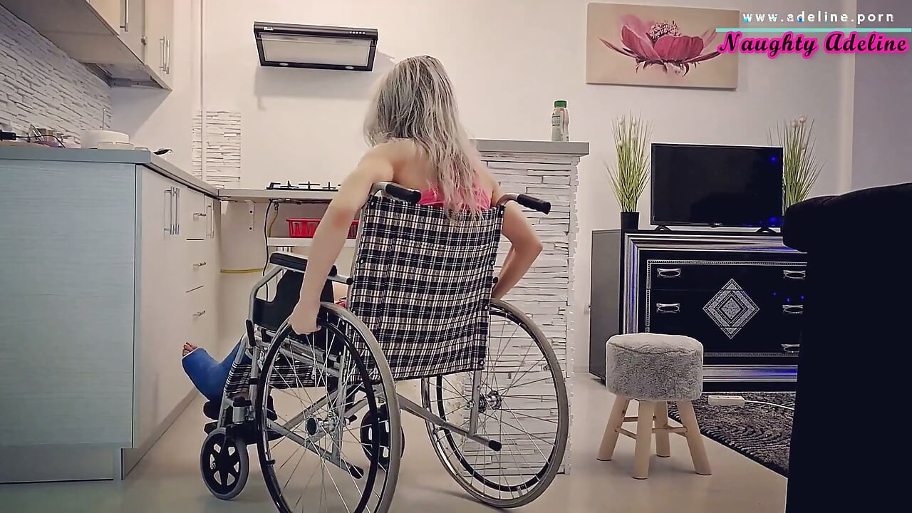Gyenge lány törött bokával szopik segítségért