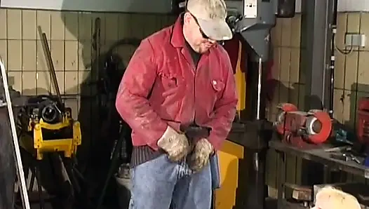 Pissing action with horny blonde German bitch in the mechanic shop