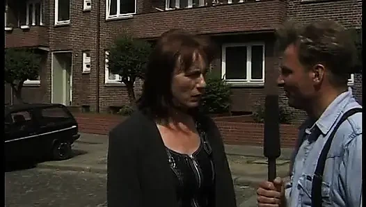Blonde milf gibt ein interview