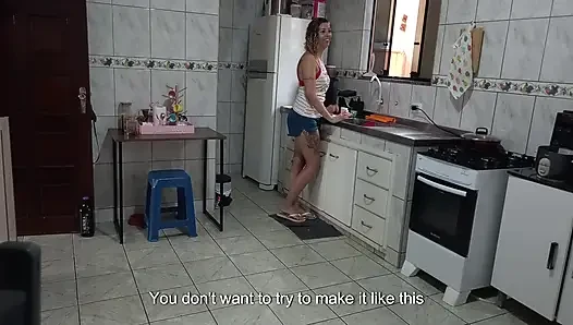 Bir hizmetçi ekstra para için çıplak çalışmayı kabul ediyor.