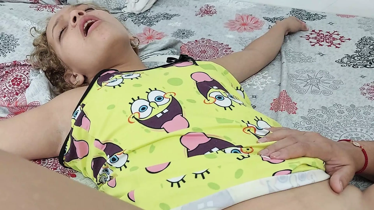 饥渴的Samara吮吸小宝尼的美味阴户