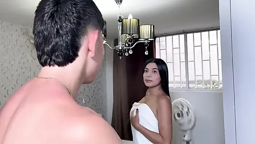 Tetangga Saya Suka Memeknya Diisi Dengan Susu Sebelum Berolahraga Di Pagi Hari.