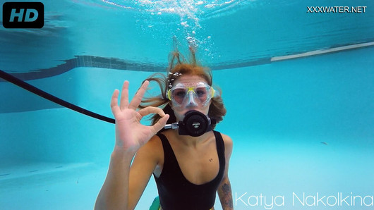 Uma das gatas mais gostosas Katya Nakolkina na piscina