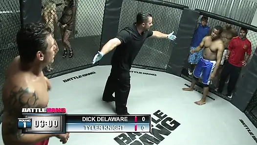 Sarışın sürtük büyük bir yarak için bacaklarını genişletiyor