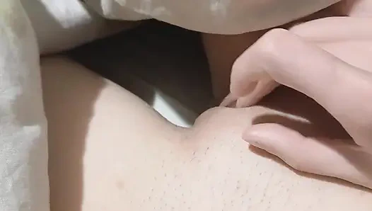 我在晚上在我继妹的封面下冒险自慰