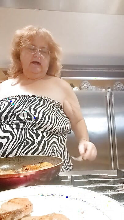 Gotowanie kotletów wieprzowych na kolację i miganie podczas gotowania