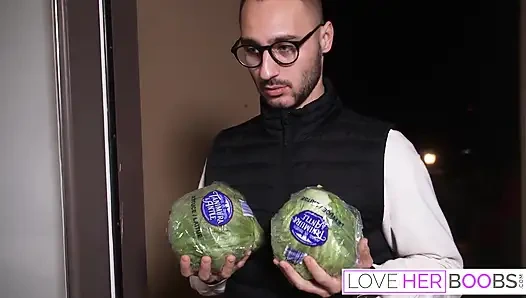 Татуированная азиатка Connie Perignons с огромными сиськами подпрыгивает во время скачки на хуе