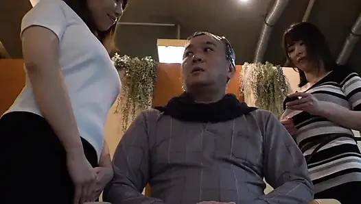 Layanan Salon Harem - Tiga Stylist Bergiliran Sambil Memegang Kendali