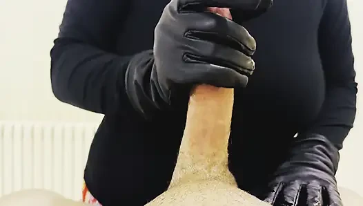 Sestraw dengan sarung tangan