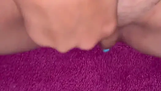 Маленькая киска настолько мокрая, мне нужен хуй