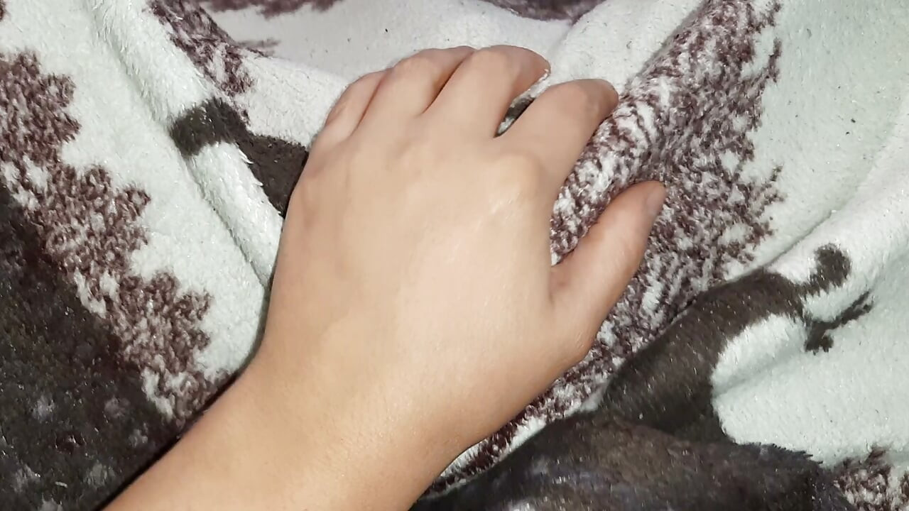 우리가 이불 속에서 몰래 방귀 뀌고, 핥고, 싸는 동안 가사도우미는 청소를 한다
