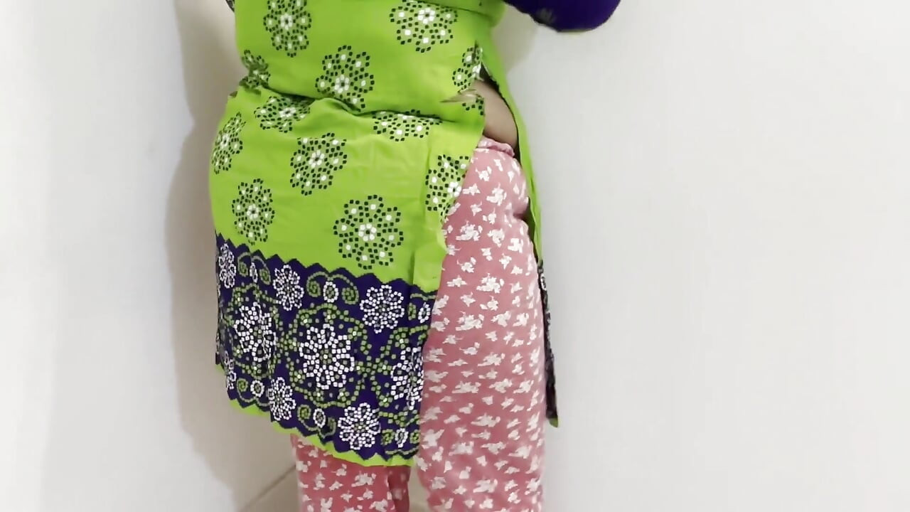 Cur uriaș cu țâțe agățate servitoare sexy este futută de șef la birou când ea curățenie camera șefului &ea primește promovare